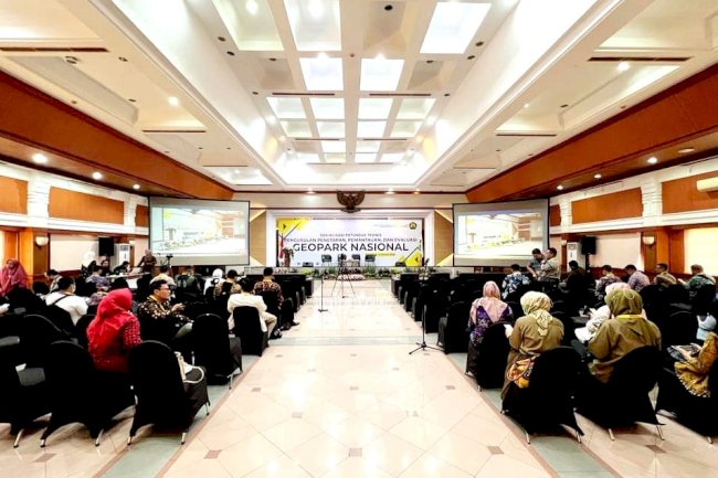 Poster Bayat Hiasi Pameran Geopark