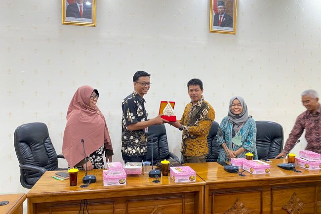 Outing Class Mata Kuliah dan Audensi STIA MADANI Klaten