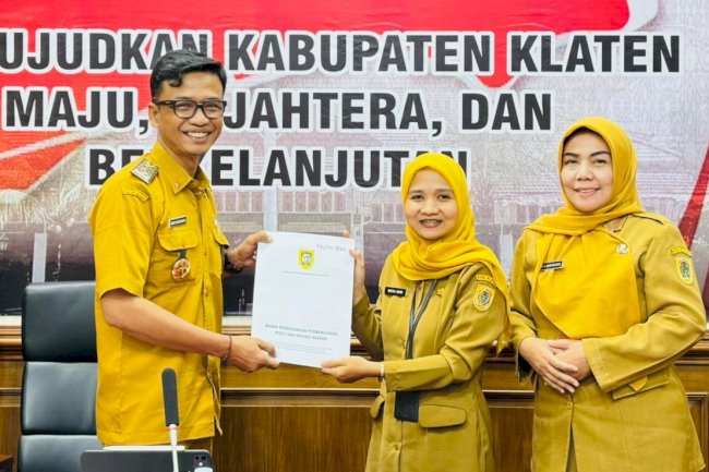 MENGAWALI TAHUN 2026, BAPPERIDA LAKSANAKAN PENANDATANGANAN PAKTA INTEGRITAS, PERJANJIAN KINERJA SERTA PENYERAHAN SK PPPK PARUH WAKTU