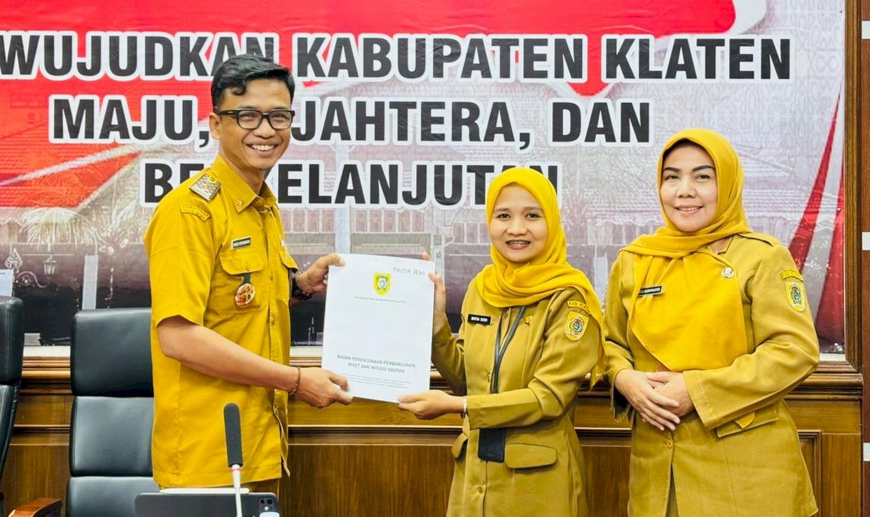 MENGAWALI TAHUN 2026, BAPPERIDA LAKSANAKAN PENANDATANGANAN PAKTA INTEGRITAS, PERJANJIAN KINERJA SERTA PENYERAHAN SK PPPK PARUH WAKTU