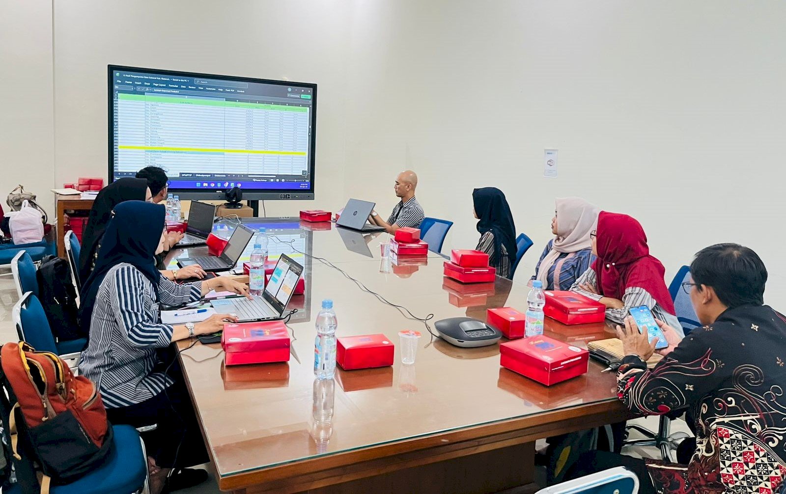 PASTIKAN KETERSEDIAAN DATA AKURAT, BAPPERIDA LAKUKAN DESK PENGUMPULAN DAN PEMERIKSAAN DATA