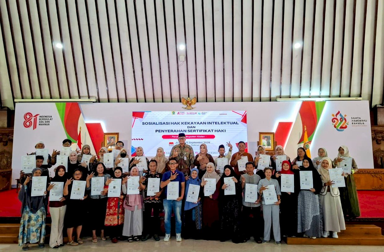 SOSIALISASI  DAN PENYERAHAN SERTIFIKAT HaKI