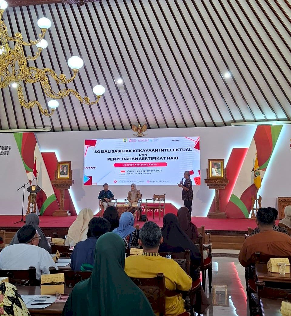 SOSIALISASI  DAN PENYERAHAN SERTIFIKAT HaKI