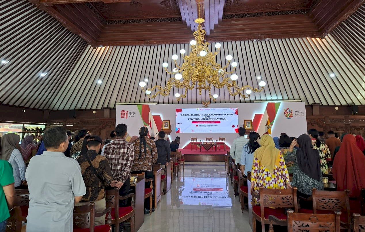 SOSIALISASI  DAN PENYERAHAN SERTIFIKAT HaKI